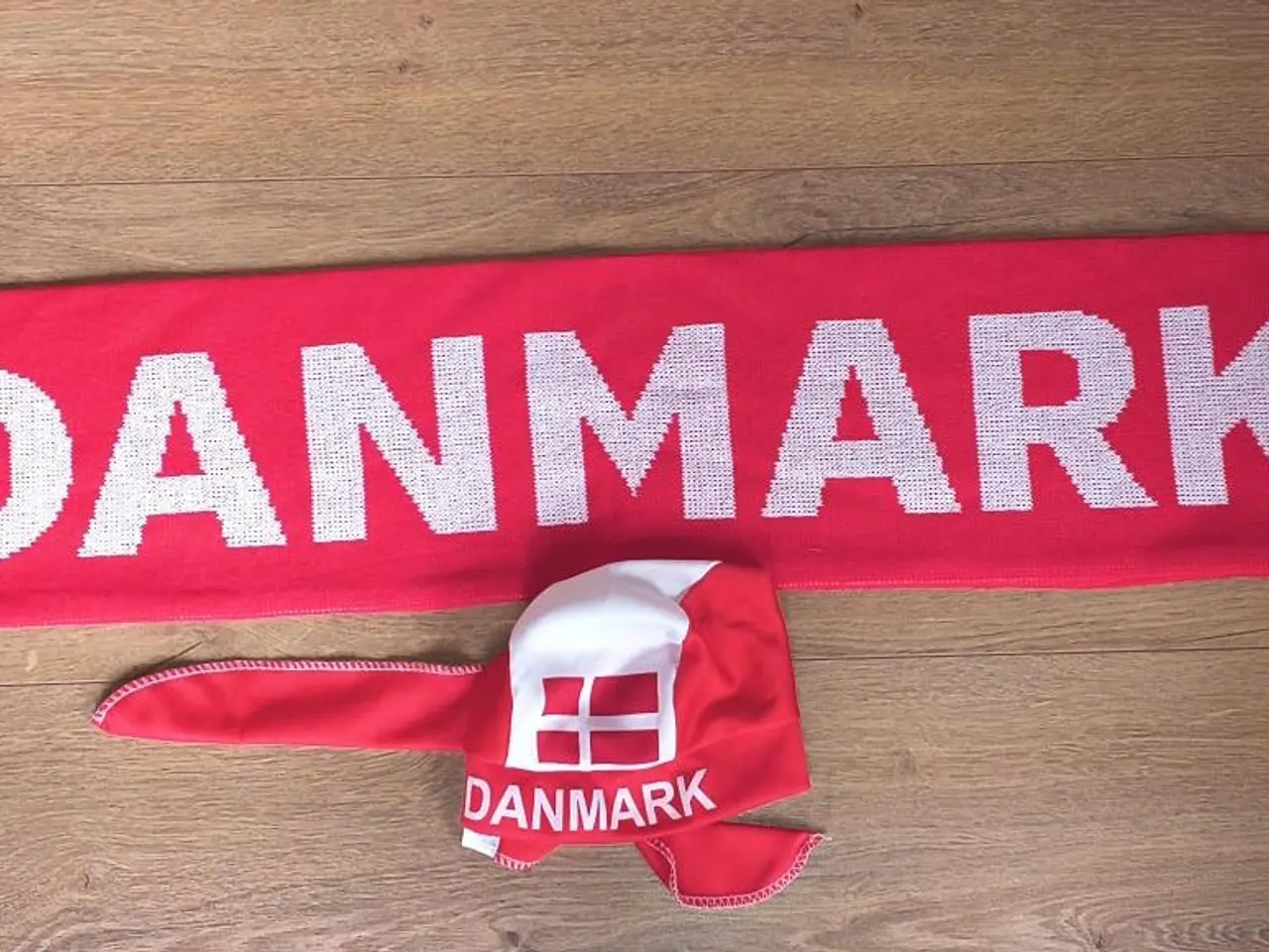 Billede 1 - NYT DANMARK SÆT, HALSTØRKLÆDE OG BANDANA