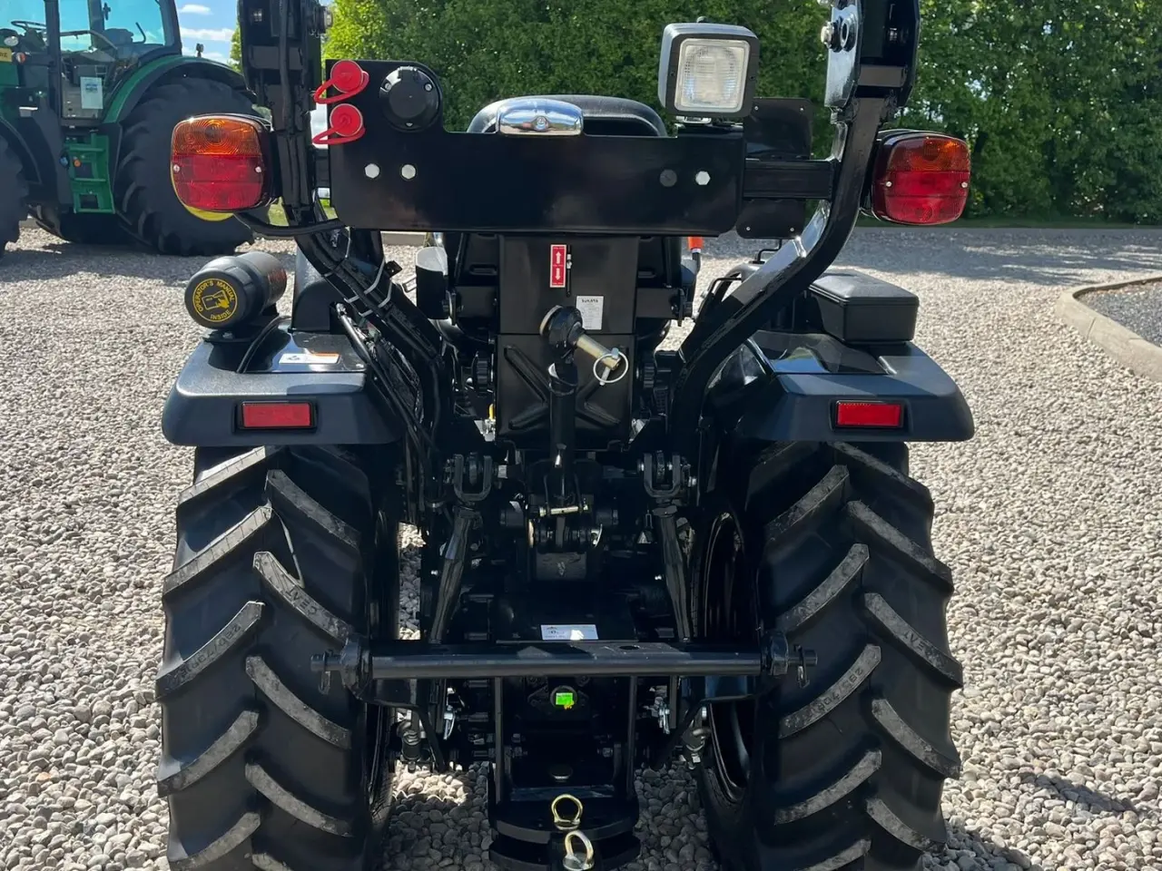 Billede 2 - Solis S26 Limited Edition i sort 6+2 Gearmaskine med Servostyring og brede traktorhjul