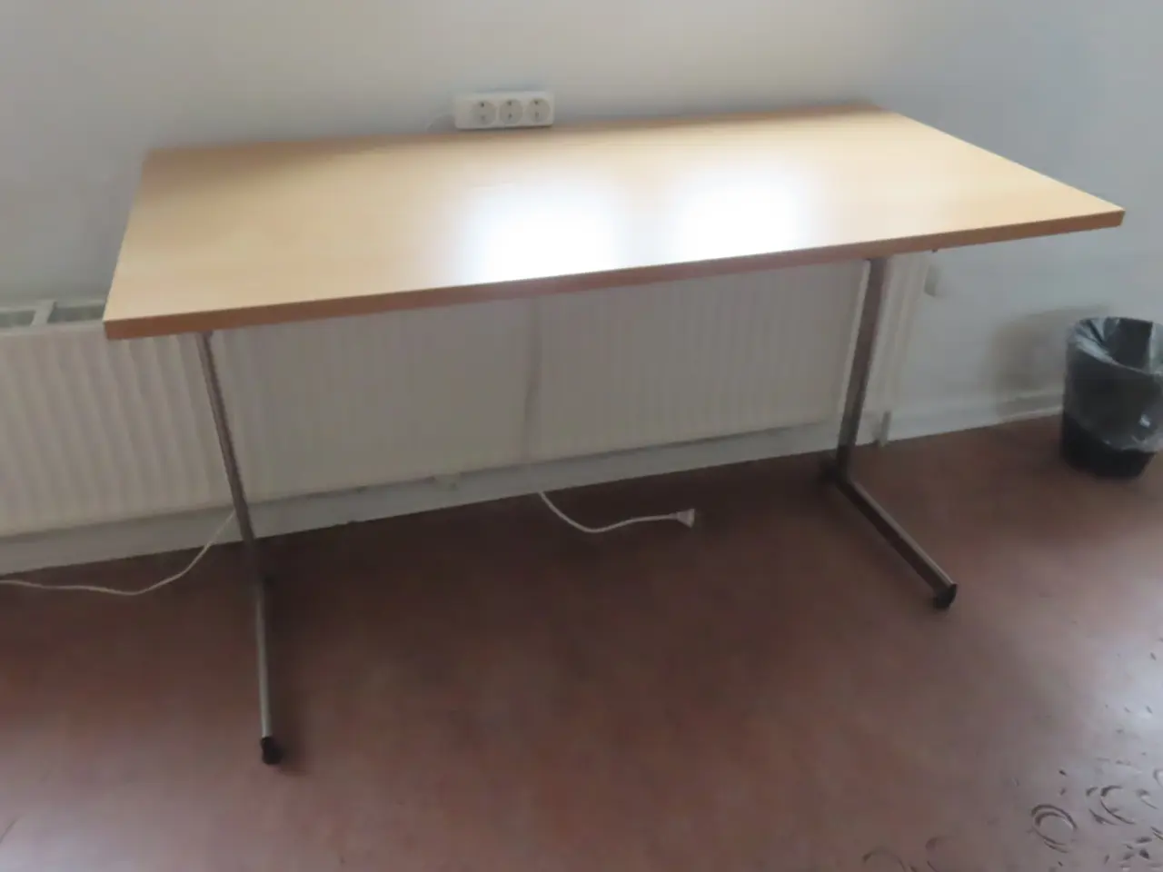 Billede 4 - Indhold på værelse af bord, køjeseng, skab mv.