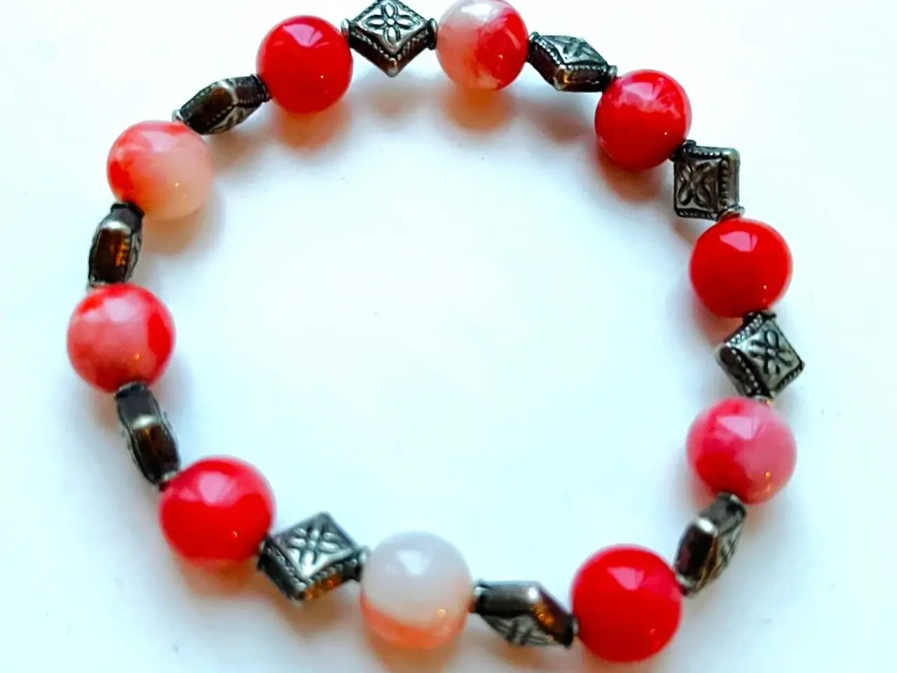 Billede 1 - Armbånd med marmorerede perler og metal romber