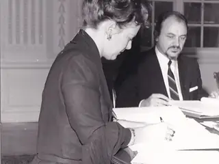 Dronning Margrethe i Statsråd - Statsminister Anker Jørgensen - Royale Pressefoto Elfelt 15x16 cm.