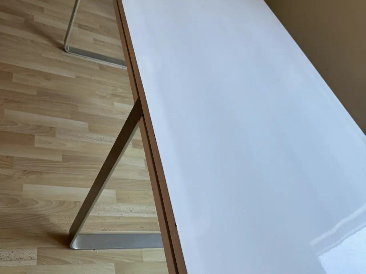 Billede 1 - Spisebord i hvid højglans.