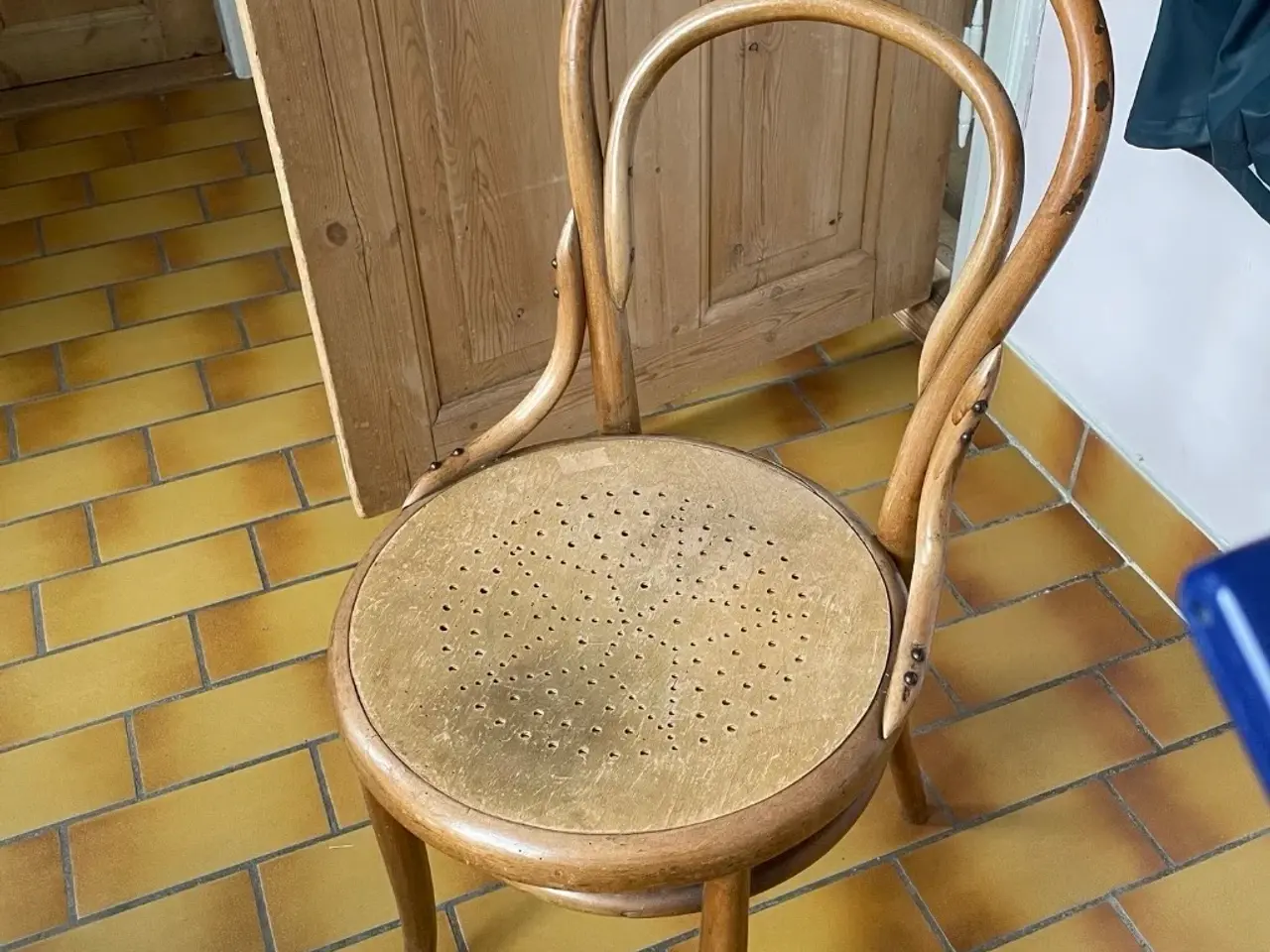 Billede 1 - Ældre caféstol gives væk