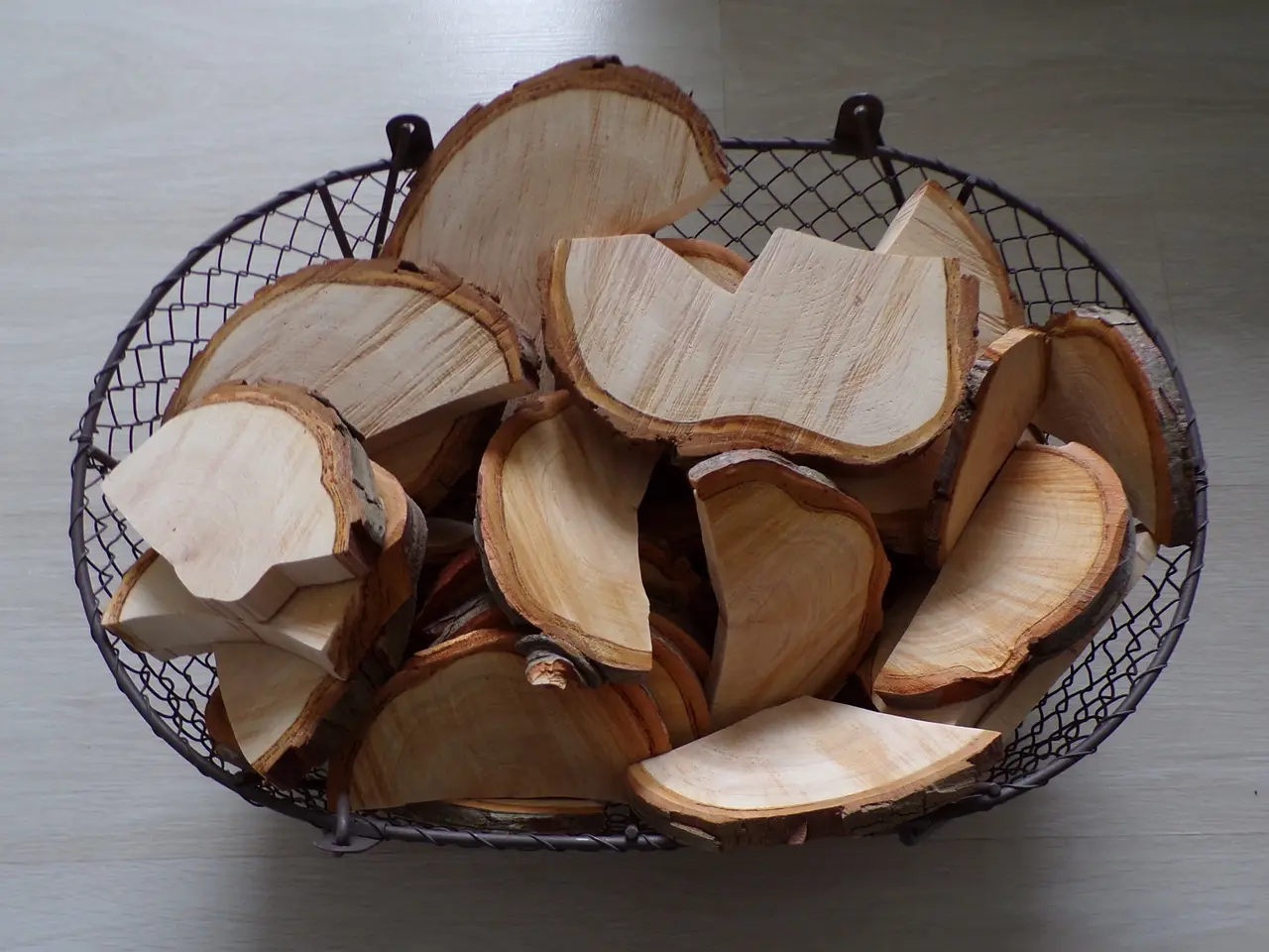 Billede 2 - 20 assorterede Thuja Træskiver med bark