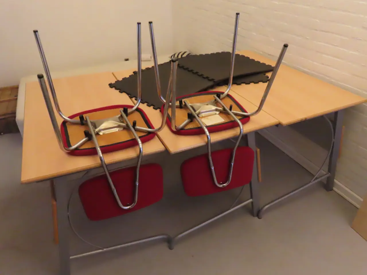 Billede 6 - Indhold i rum af diverse borde, stole & seng mv.