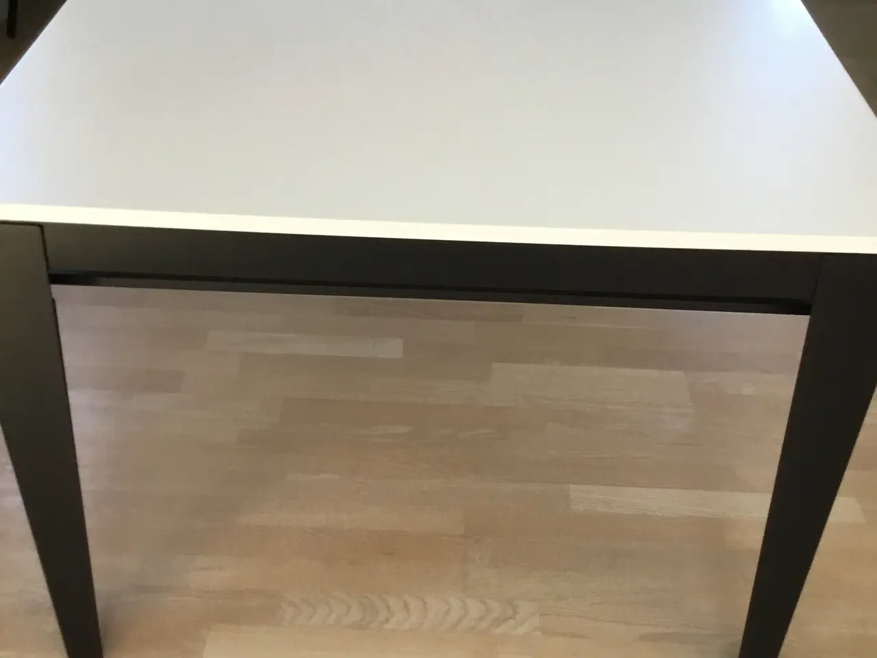 Billede 1 - Spisebord med sort stel og hvid laminat bordplade