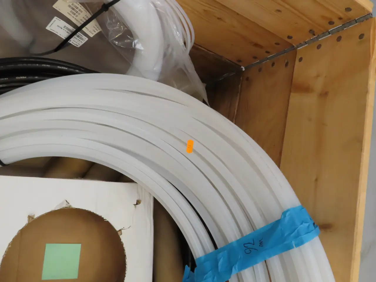 Billede 2 - Palle med plastikslanger m.m.