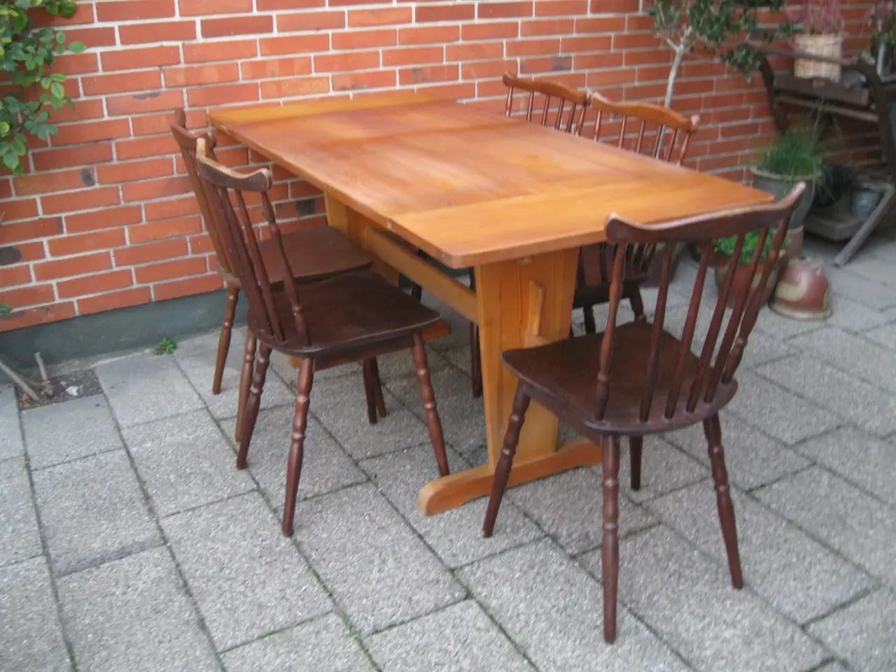 Billede 2 - Spisebord massivt+5 Farstrup pindestole BYD