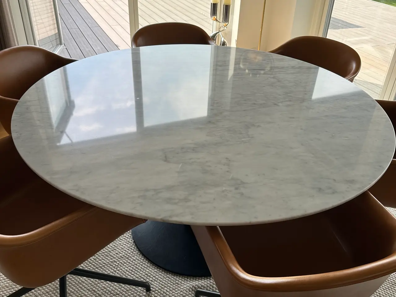 Billede 2 - GUBI 2.0 spisebord,  Ø150 cm – Lys grå marmor – Ny