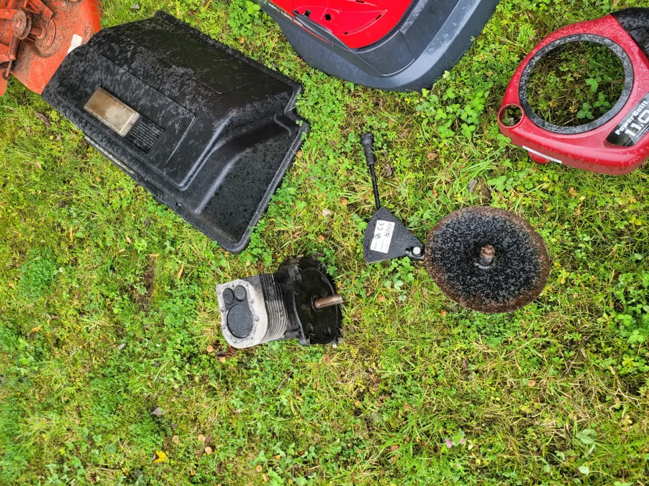 Billede 14 - 16 plæneklipper, 4 havetraktor samt en masse småde