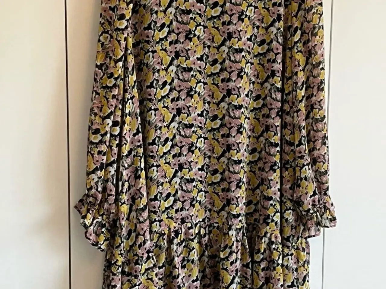 Billede 1 - Mønstret kjole fra Only Neon & Nylon