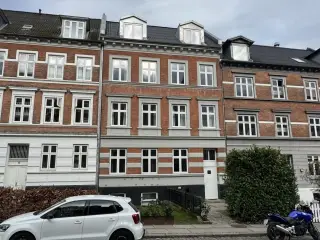 Kælderlejemål egnet til kontor eller lager inkl. 1 privat parkeringsplads.