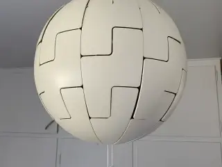 Hvid loftslampe sælges billigt
