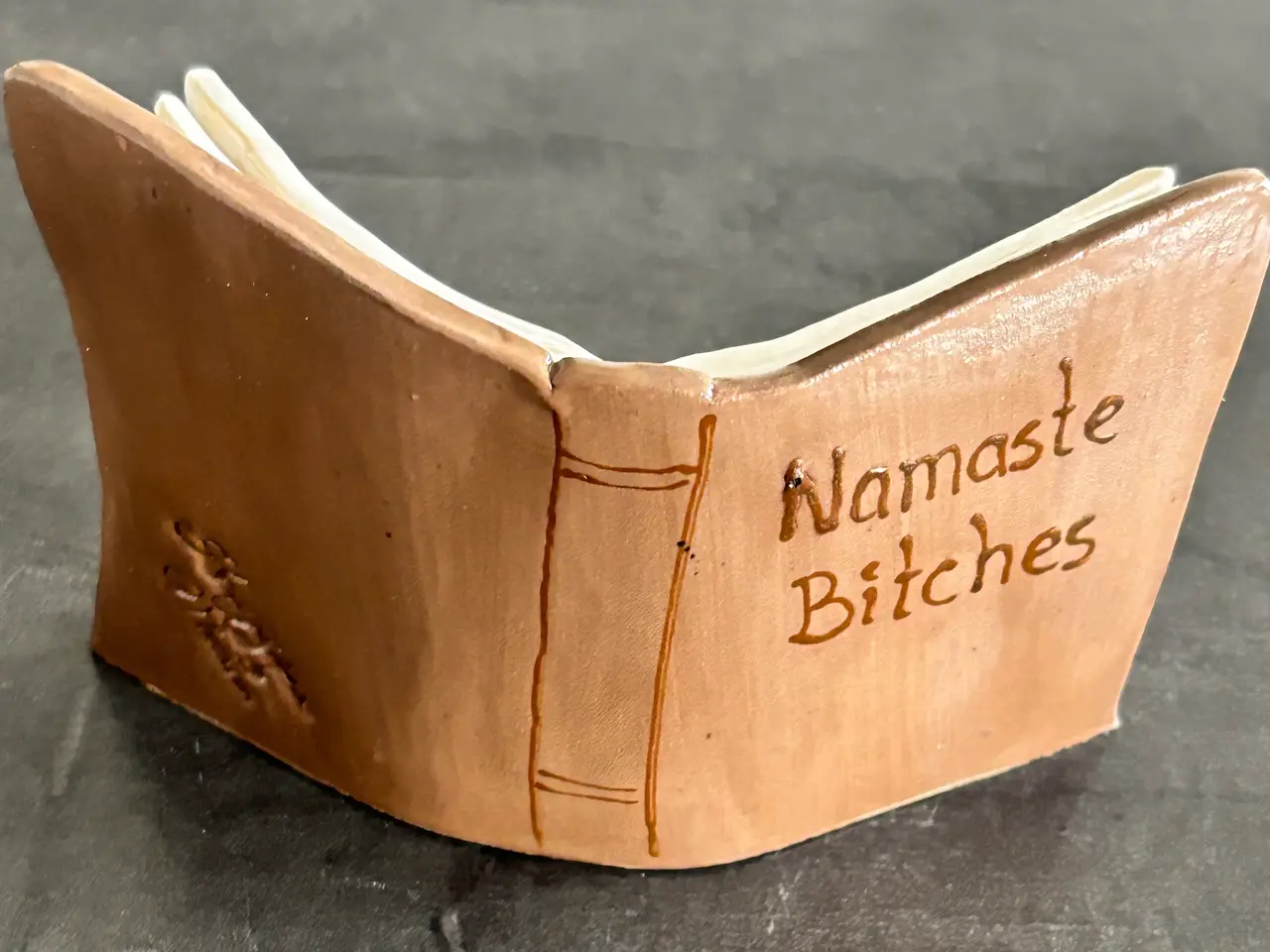 Billede 1 - Bog i keramik - Namaste Bitches