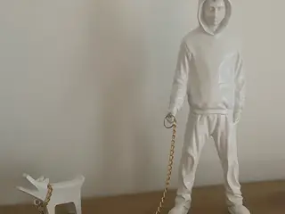 * Banksy-figur med hund i snor