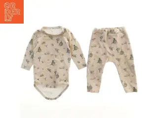 Børneheldragt og bukser med tryk fra Name It (str. 74)