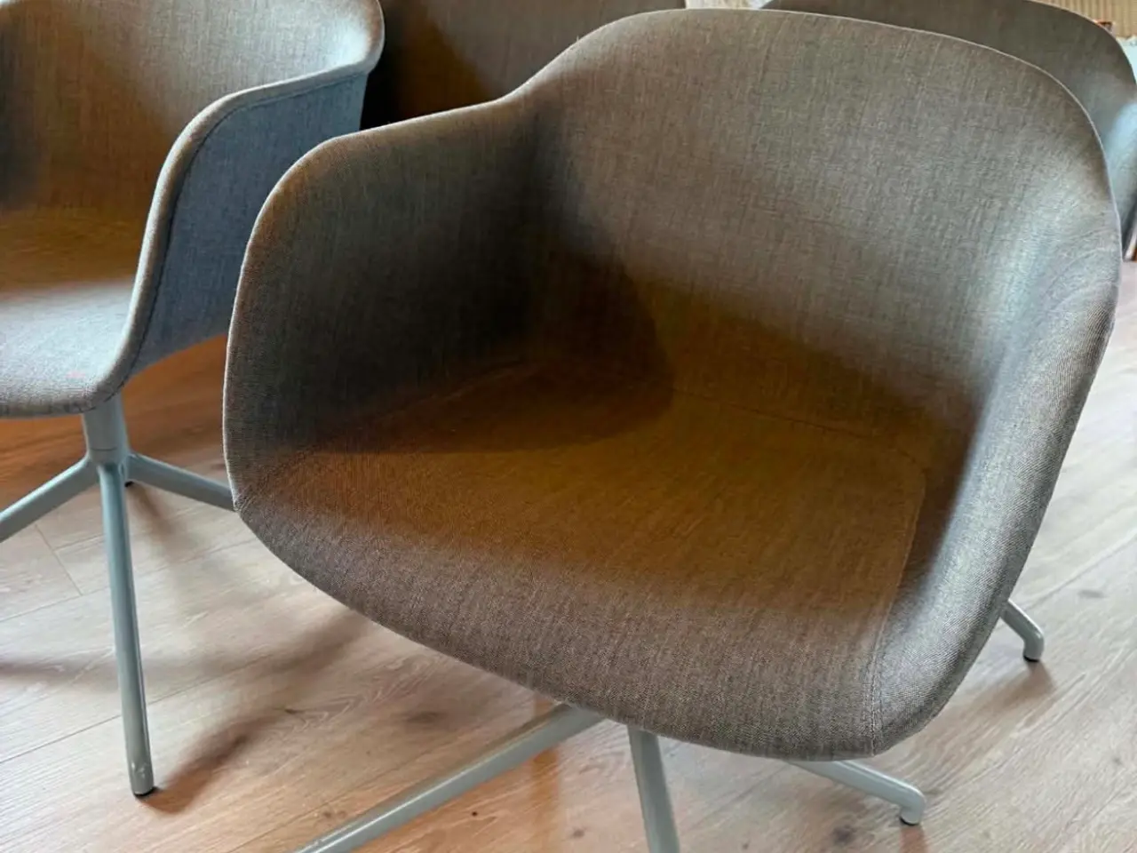 Billede 3 - 4 stk Muuto Fiber Armchair - Swivel Base, grå