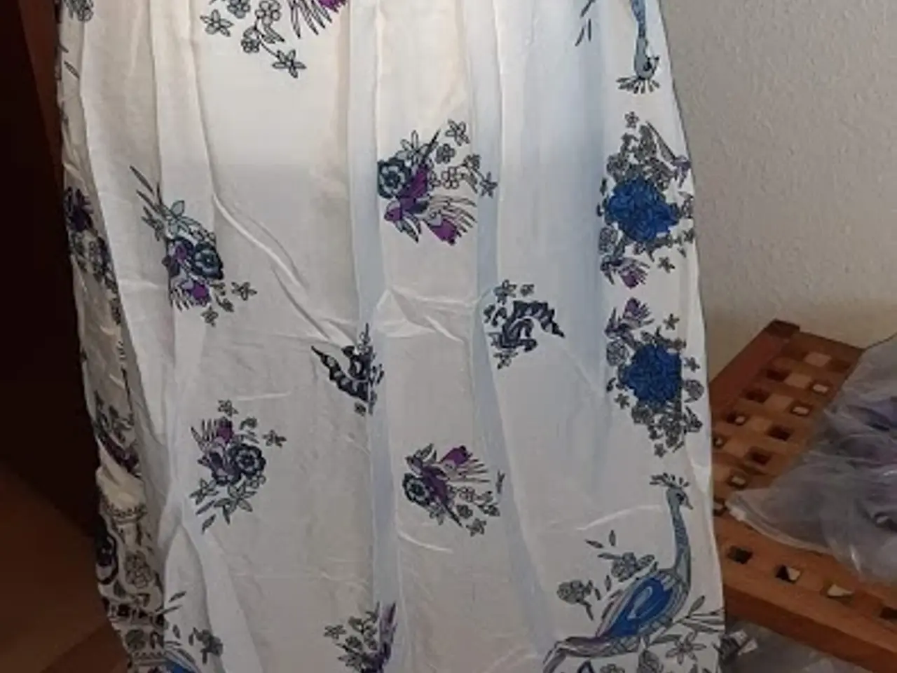 Billede 4 - kjole m.smukt print af blomster og påfugle/ M og L