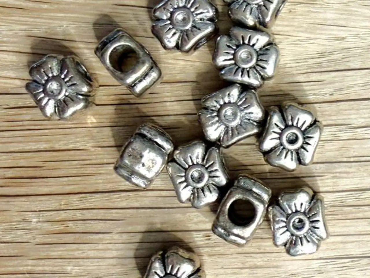 Billede 1 - Vedhæng / led med blomster til dit armbånd