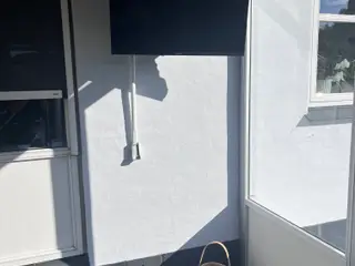 32" Sharp incl. vægbeslag