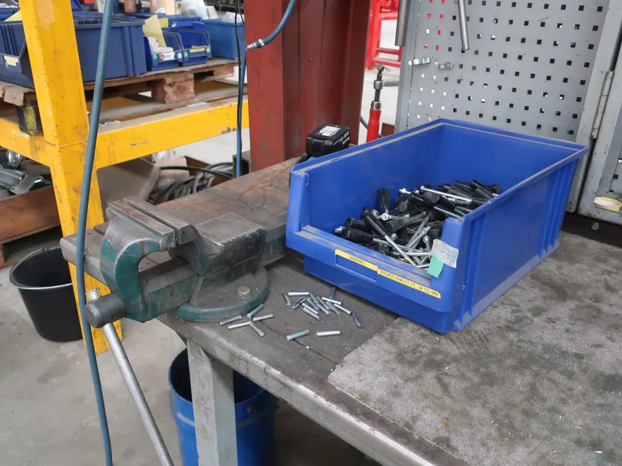 Billede 4 - Arbejdsbord med indhold