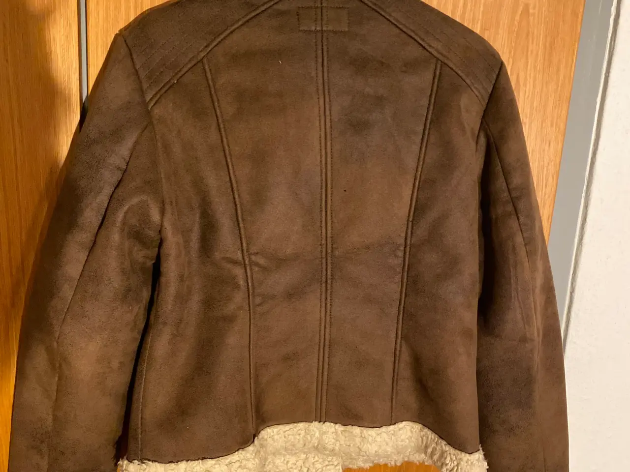 Billede 2 - H&M varm jakke med faux fur foer - 42