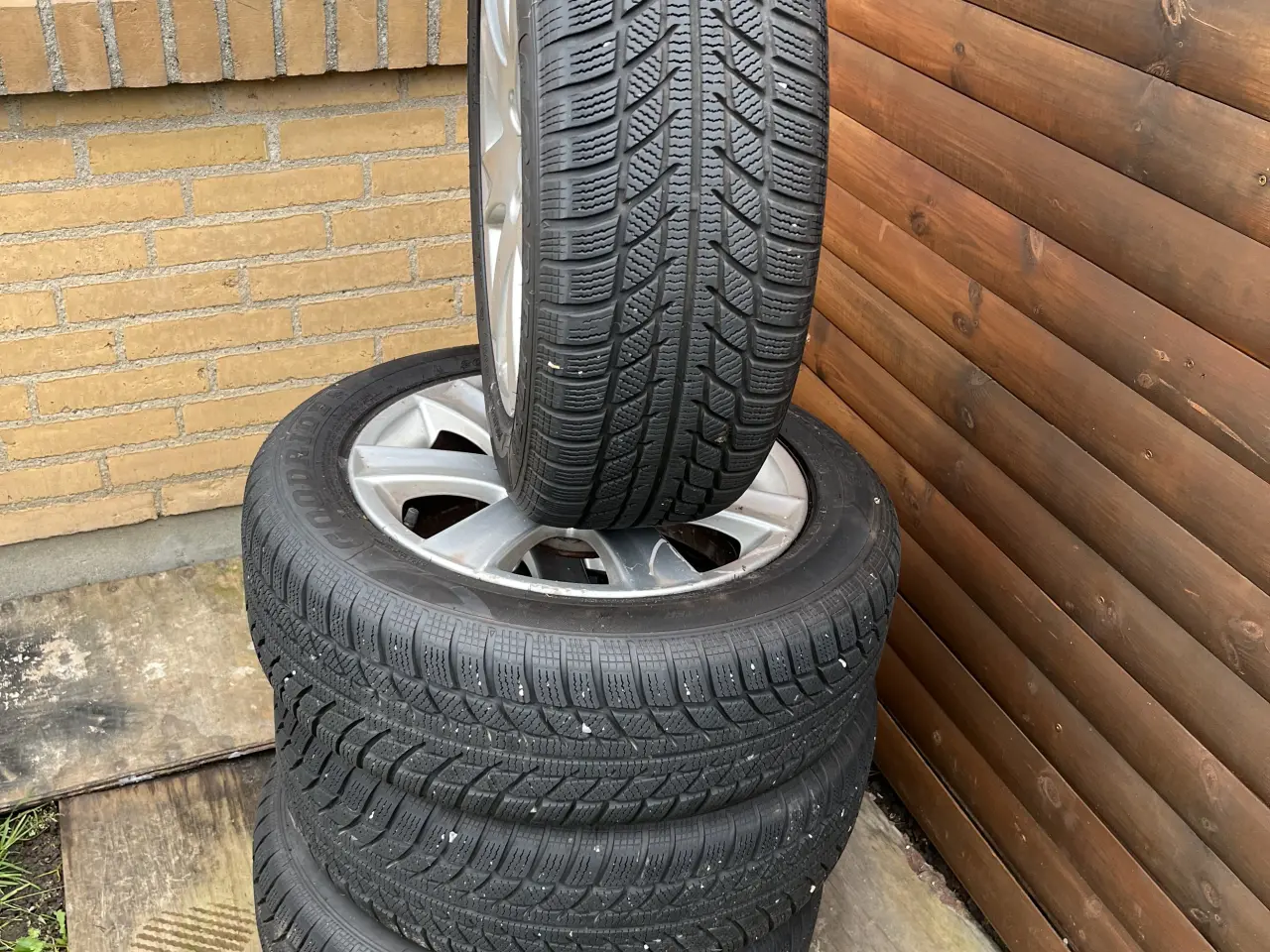 Billede 1 - 4stk. vinterdæk på fælge til Peugeot 207 .