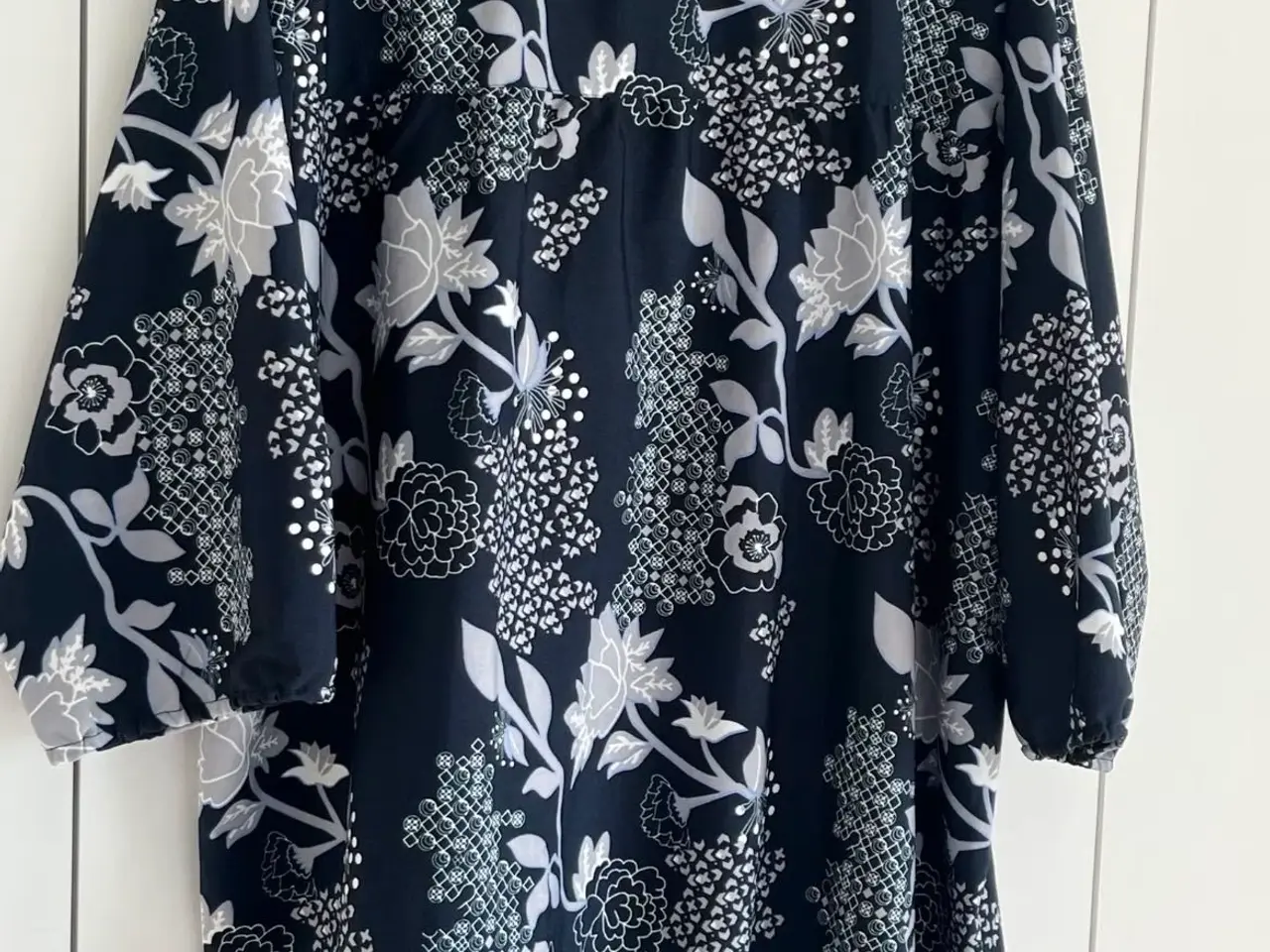 Billede 2 - Blomstret bluse med 3/4 ærmer fra Cassiopeia