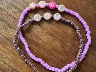 Hjemmelavet armbånd med tekst på 