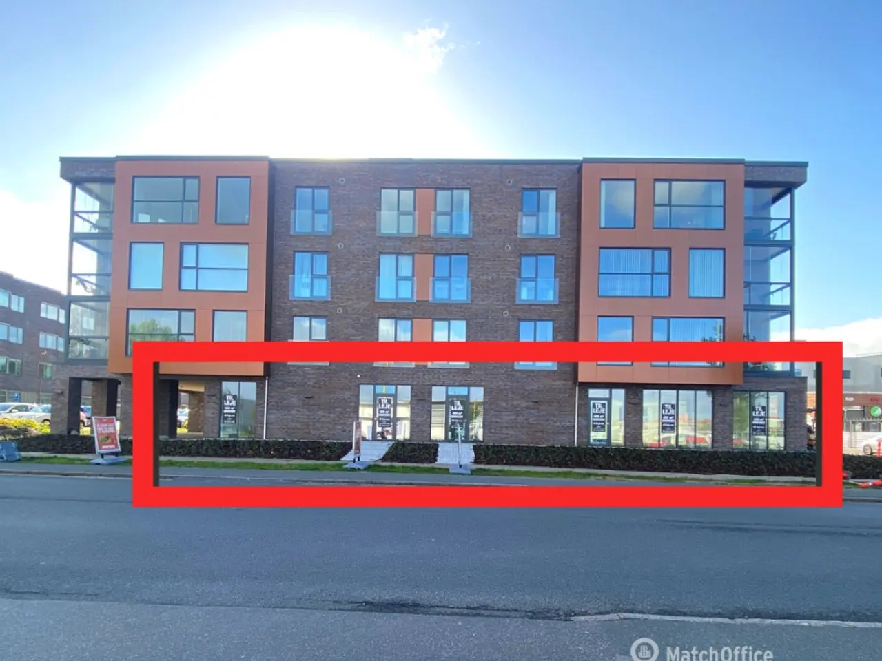 Billede 1 - Butiks- og kontorlokaler med stor facade i Viborg