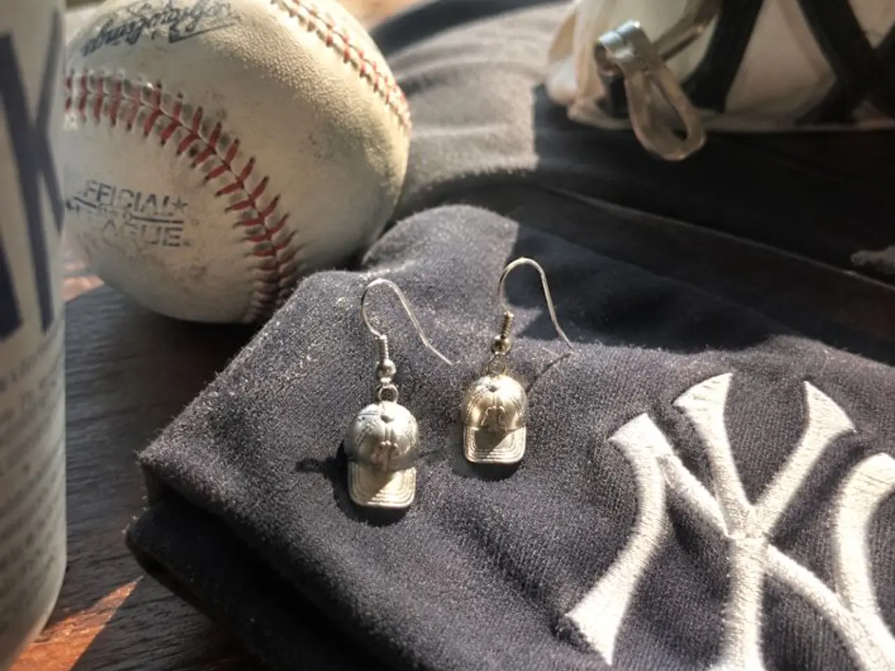Billede 1 - ØRERINGE med BASEBALLKASKETTER - softball - cap