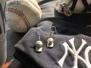 ØRERINGE med BASEBALLKASKETTER - softball - cap