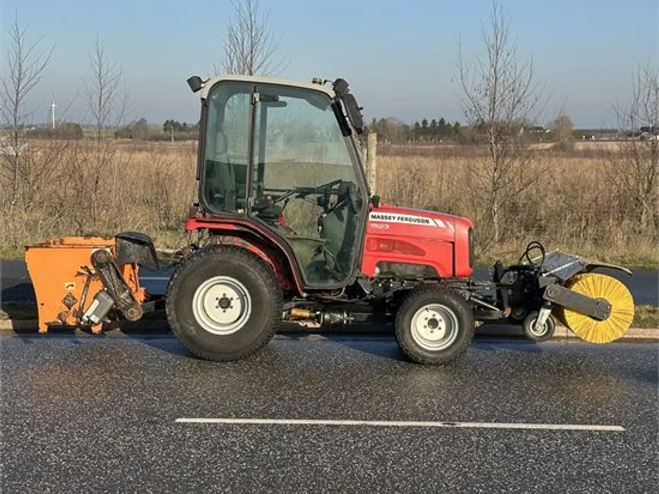 Billede 8 - Massey Ferguson 1523 -Only 375 hours With broom and salt spreder