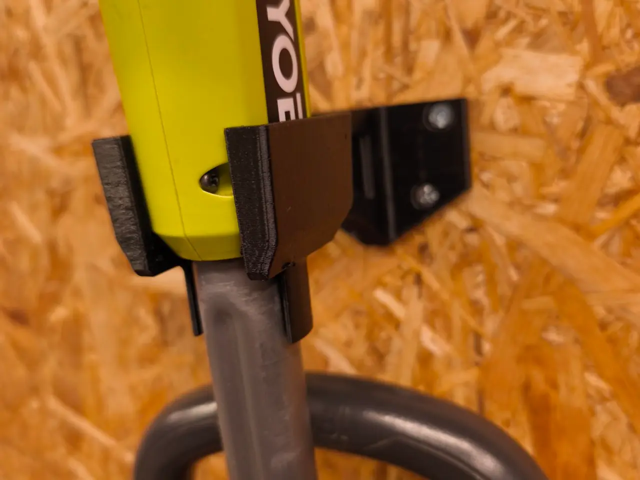 Billede 2 - Ryobi ONE+ græstrimmerholder – 3D-printet vægholde