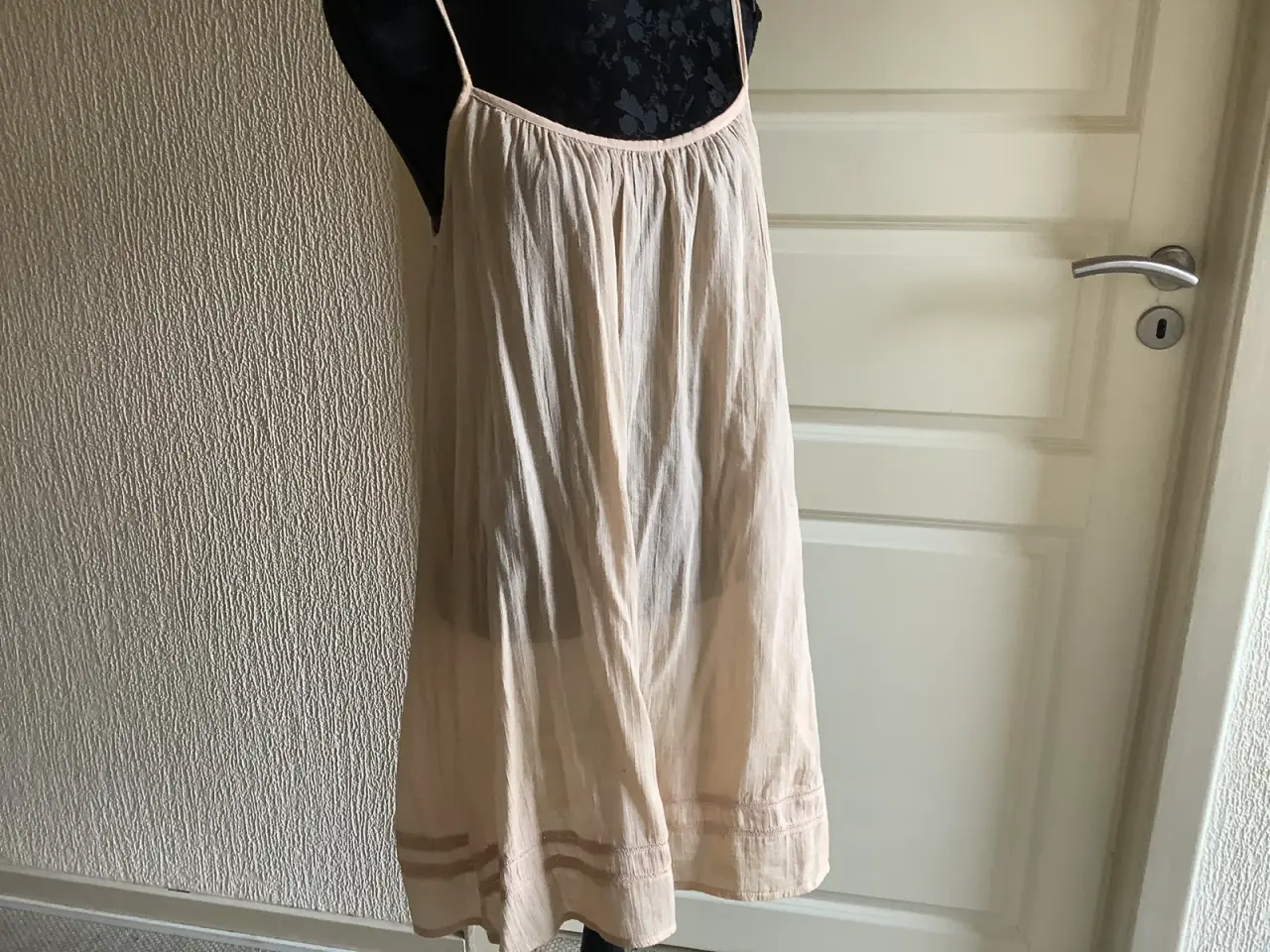 Billede 1 - Helt ny Vila beige sommerkjole str. L. 