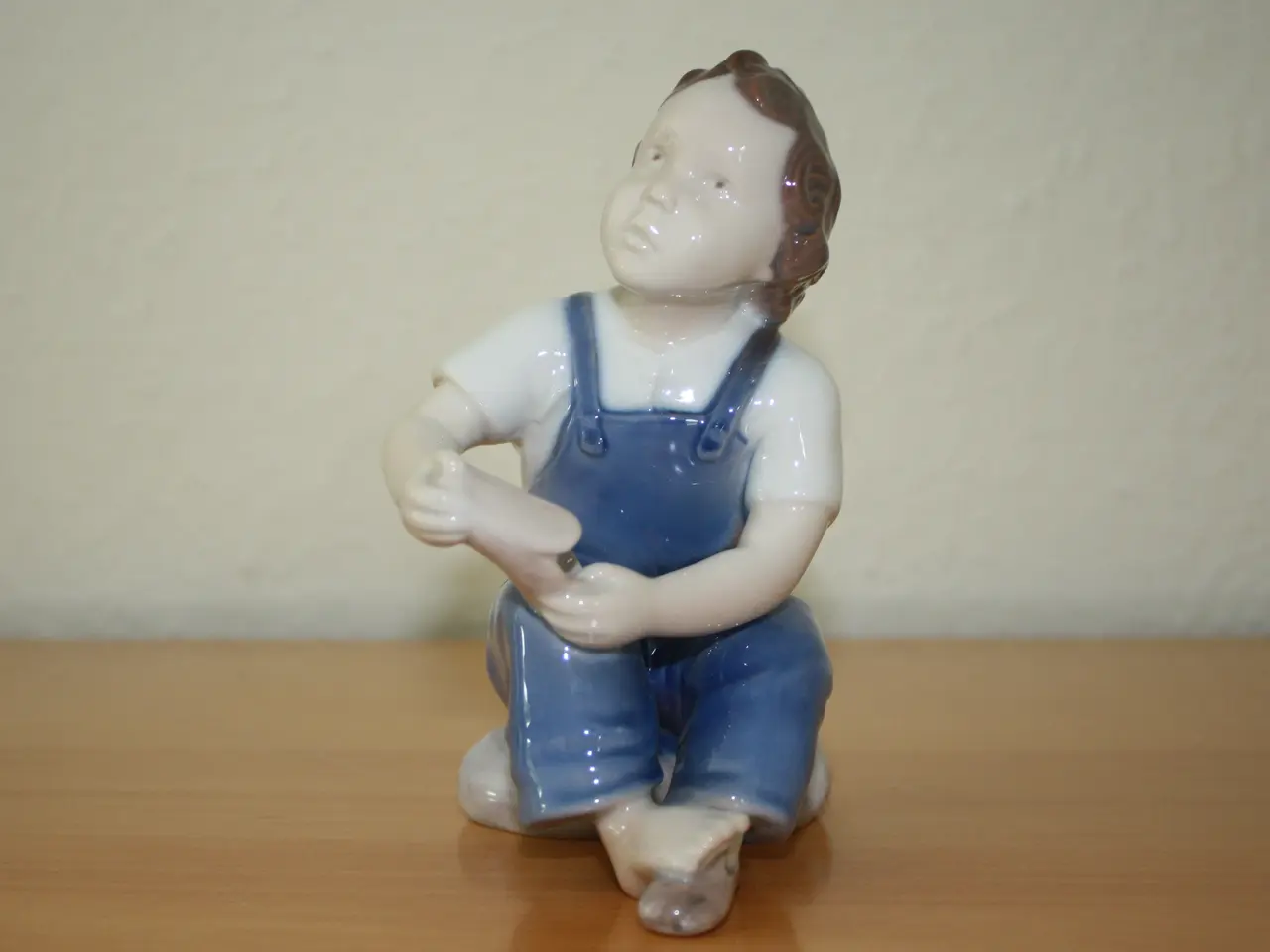 Billede 1 - Siddende dreng med én sko på, figur fra B&G