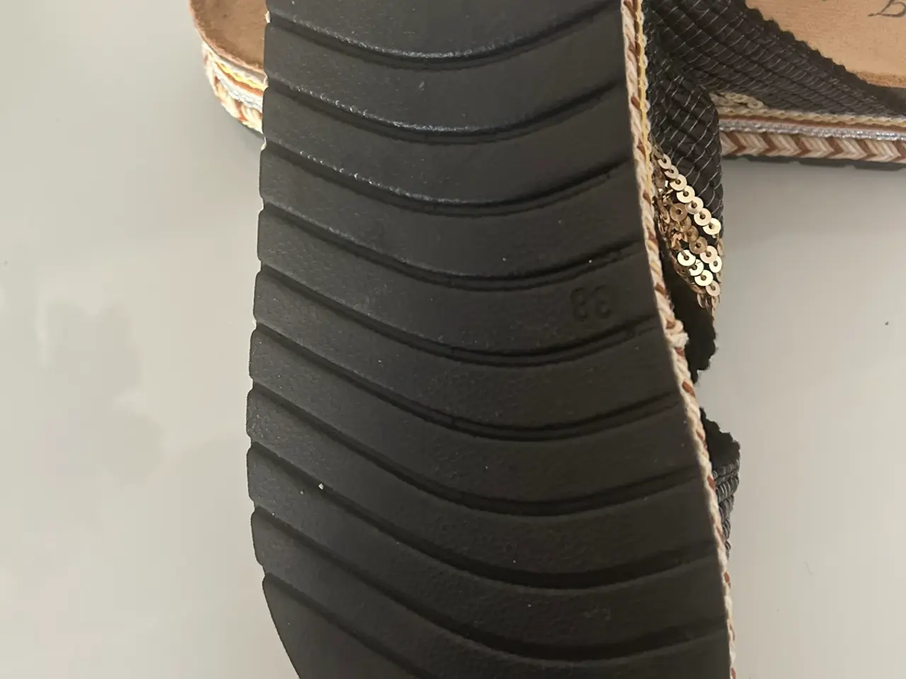 Billede 5 - Sandaler i sort og guld