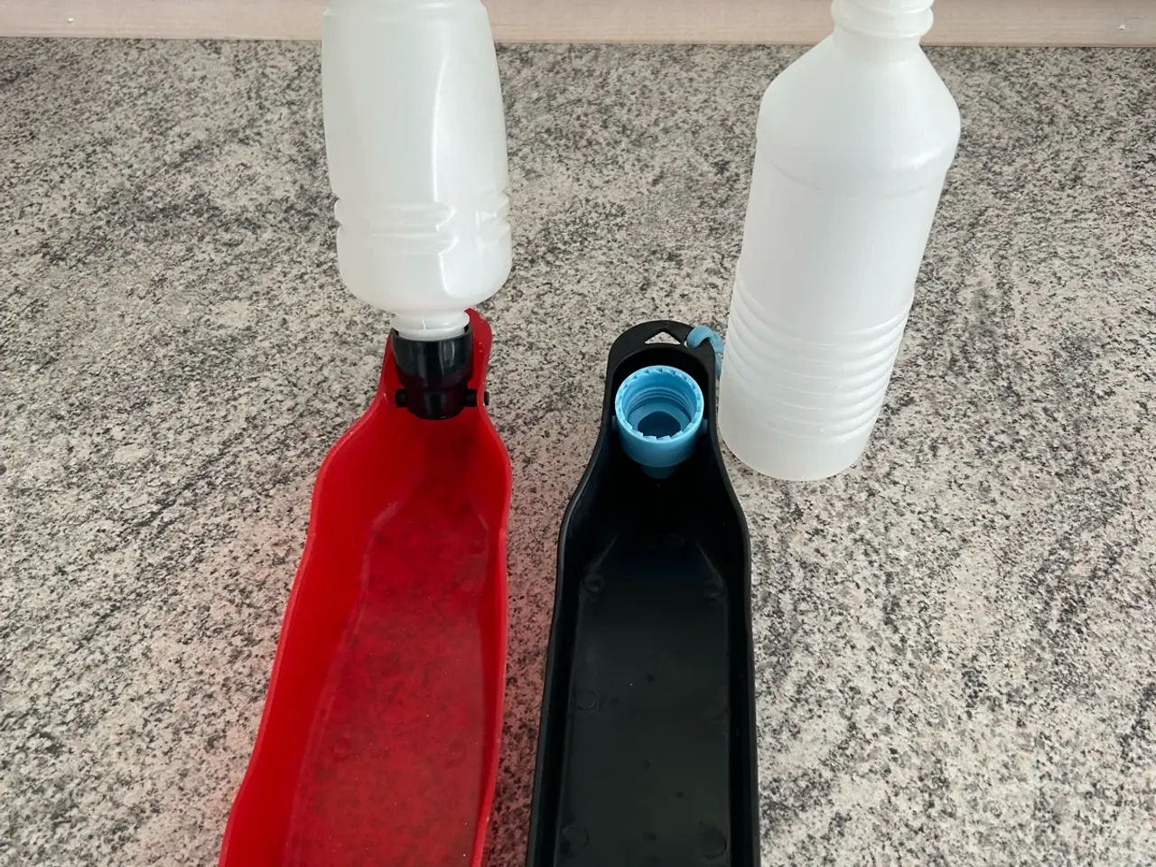 Billede 4 - Drinke flasker med lille skål. 