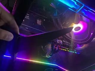 Gaming PC + 27" QHD 144Hz skærm – RX 9070 XT