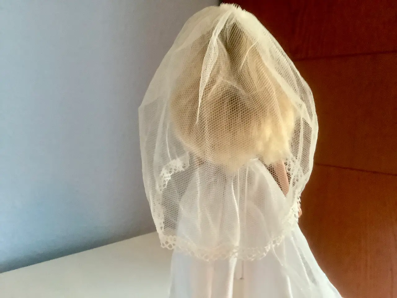 Billede 3 - Brudeslør til Barbie.
