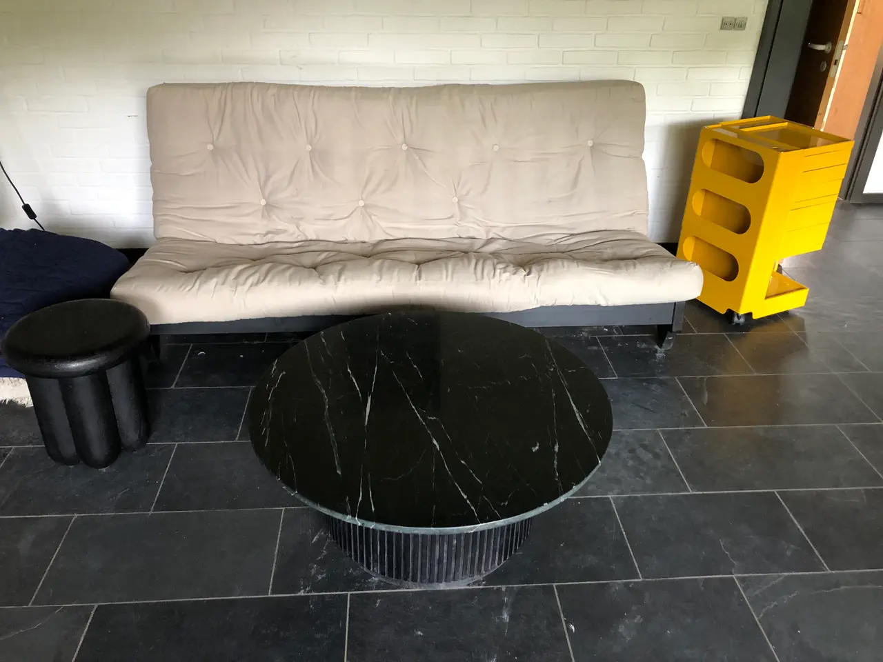Billede 3 - 90cm rundt sofabord i træ og sort marmor
