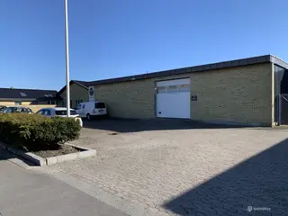 Lager med elhejst aluport beliggende i populært håndværksområde i Greve