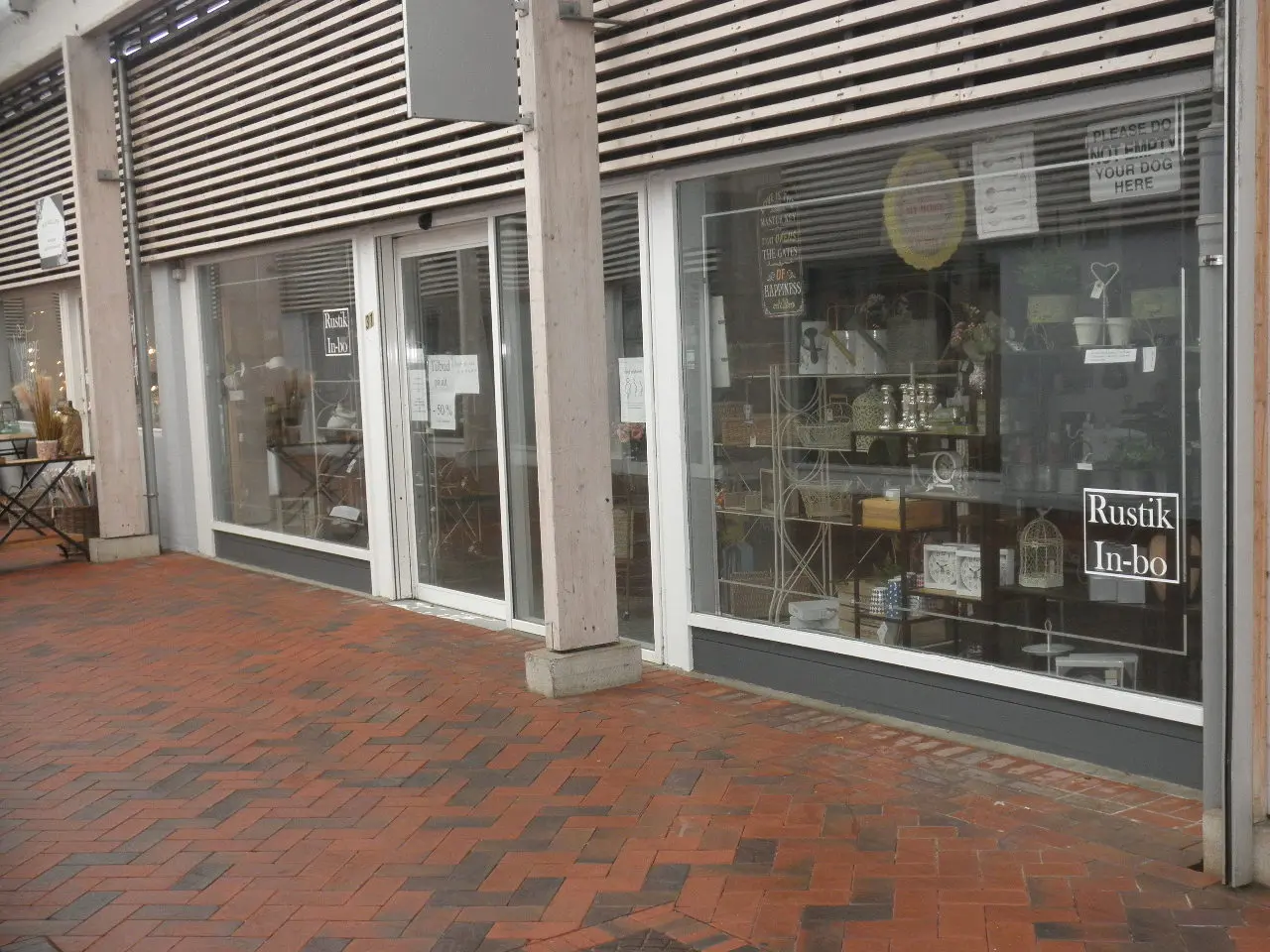 Billede 2 - Delvist udlejet butik med med god synlighed i Dian