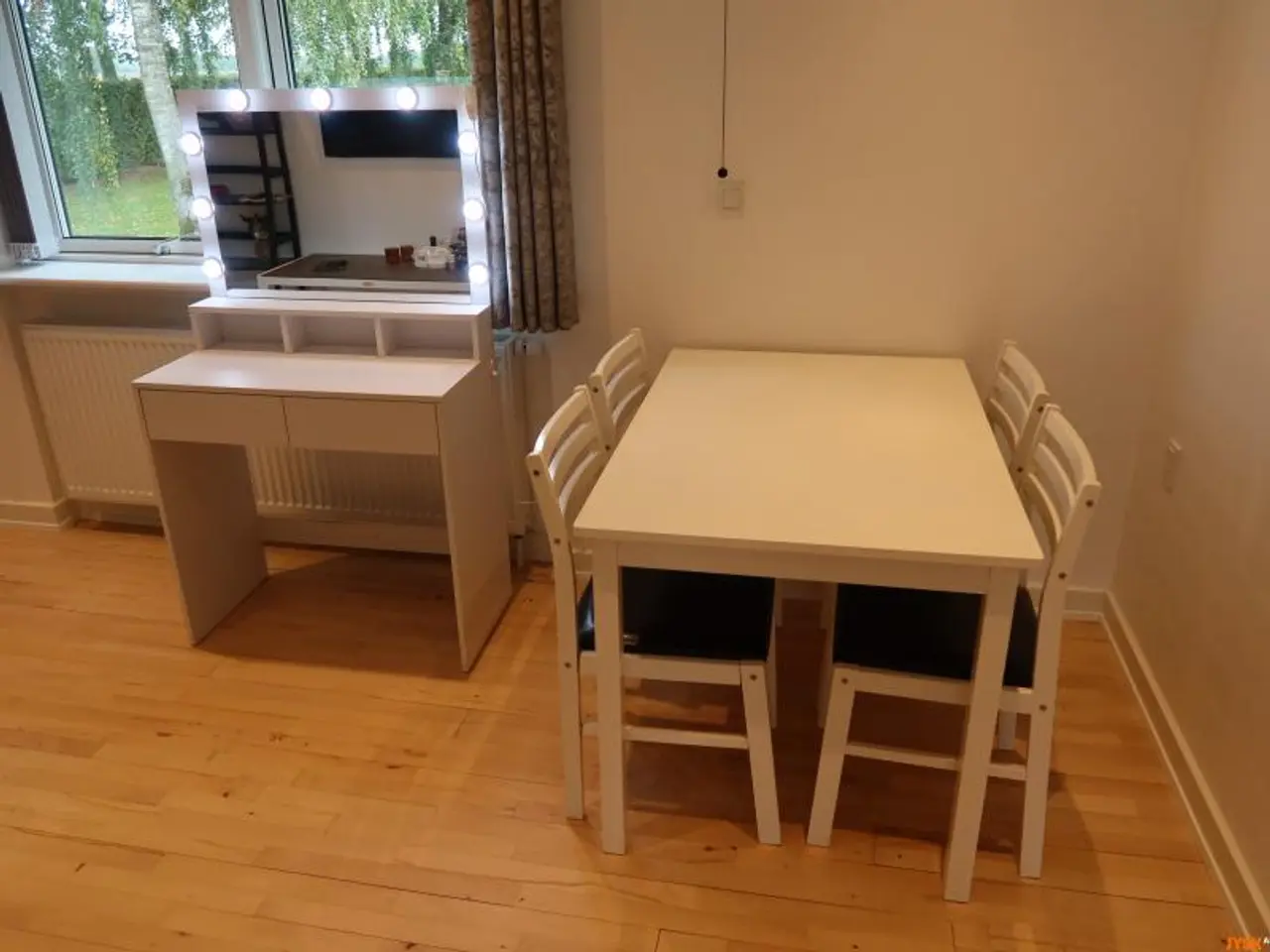 Billede 1 - SPISEBORD med 4