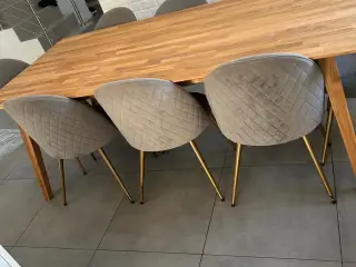Smukt spisebord i træ