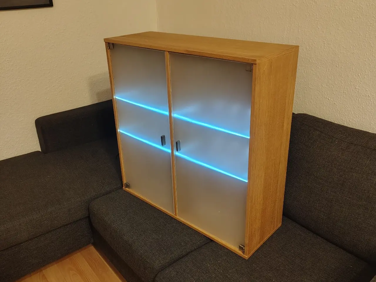 Billede 2 - Hængende glas/Vitrineskab med LED lys i 
