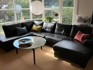 Sort lædersofa med dobbelt chaiselong