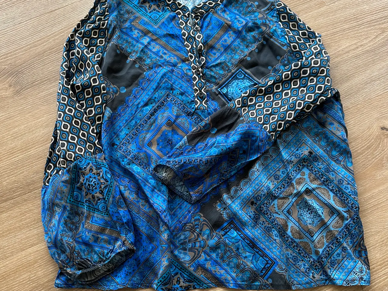 Billede 5 - 2BIZ damebluse med Viscose og silke