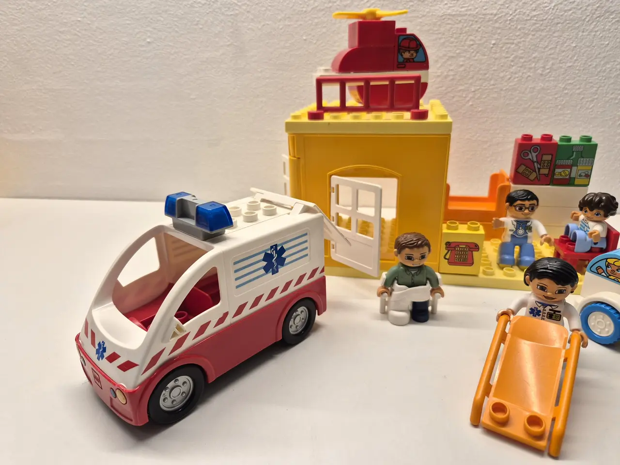 Billede 2 - Duplo Hospital med figurer og køretøjer