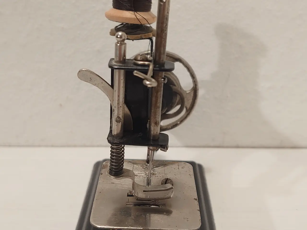 Billede 4 - Lille symaskine i blik .Model Casige.Virker. 1935
